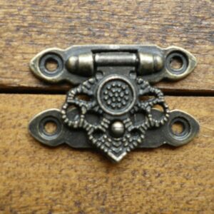 ANTIQUE STYLE BUCKLE LATCH