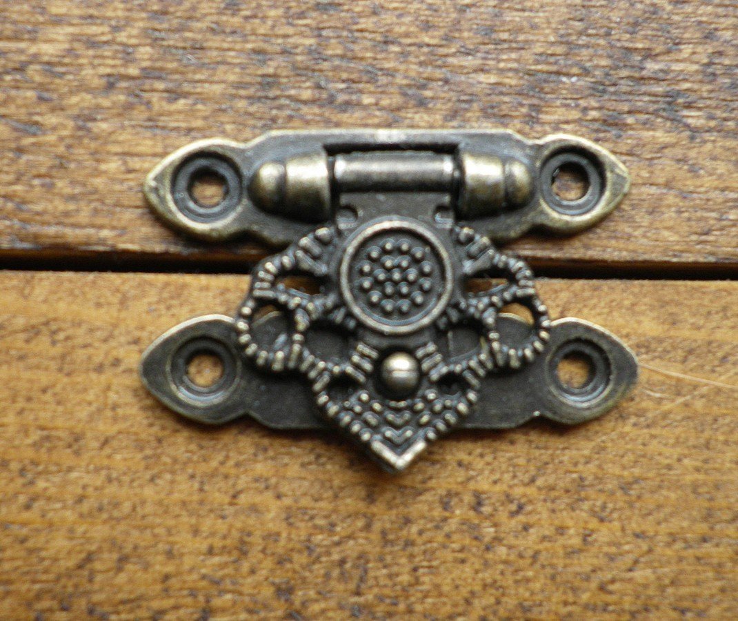 ANTIQUE STYLE BUCKLE LATCH